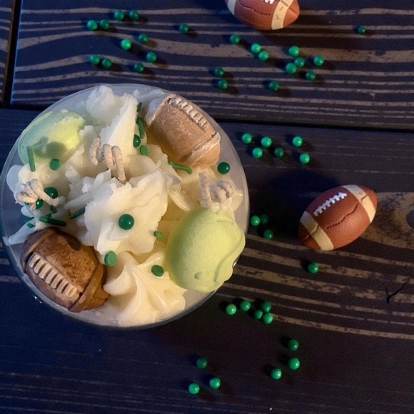 Seattle Seahawks Decorative 24 oz Candle amaretto Madeleine - Picture 3 of 4